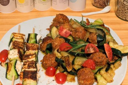 Thumbnail for Zucchini-Schafskäse-Spieße mit Gemüse und Haferbällchen