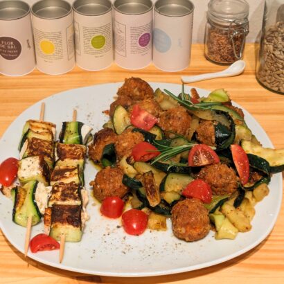 ucchini-Schafskäse-Spieße mit Gemüse und Haferbällchen