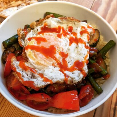 Bibimbap, eine koreanische Reis-Bowl mit verschiedenem Gemüse