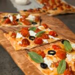Flammkuchen mit Honig-Tomaten und Miso-Creme