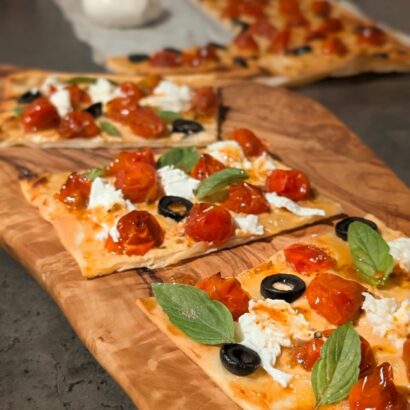 Flammkuchen mit Honig-Tomaten und Miso-Creme
