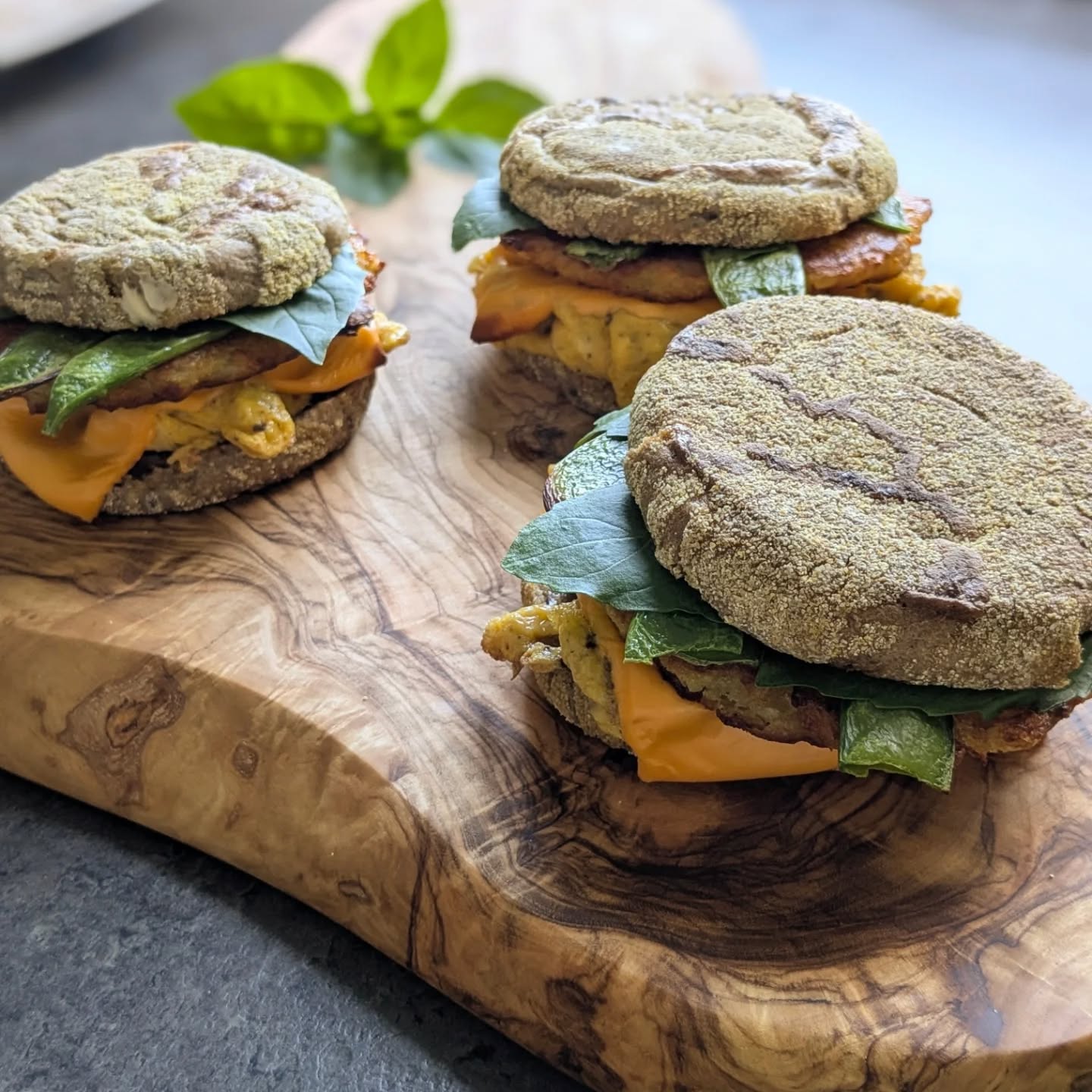 Frühstückssandwich mit Reibekuchen und Rührei