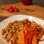 Gebratene Nudeln mit Erdnusssauce