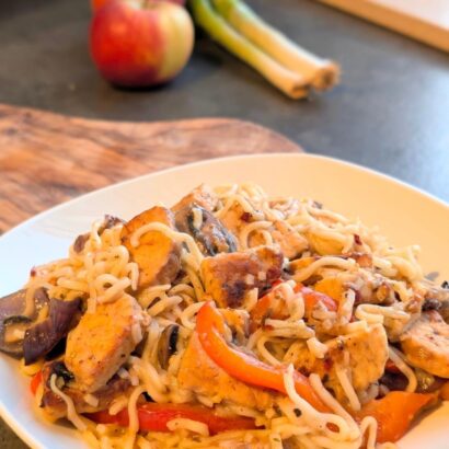 Gebratene Nudeln mit Tempeh in Miso-Honig-Sauce