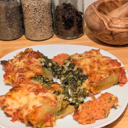 Gefüllte Cannelloni mit Spinat (italienische Pasta-Röllchen)