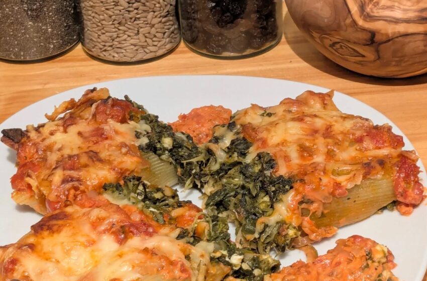 Gefüllte Cannelloni mit Spinat (italienische Pasta-Röllchen)