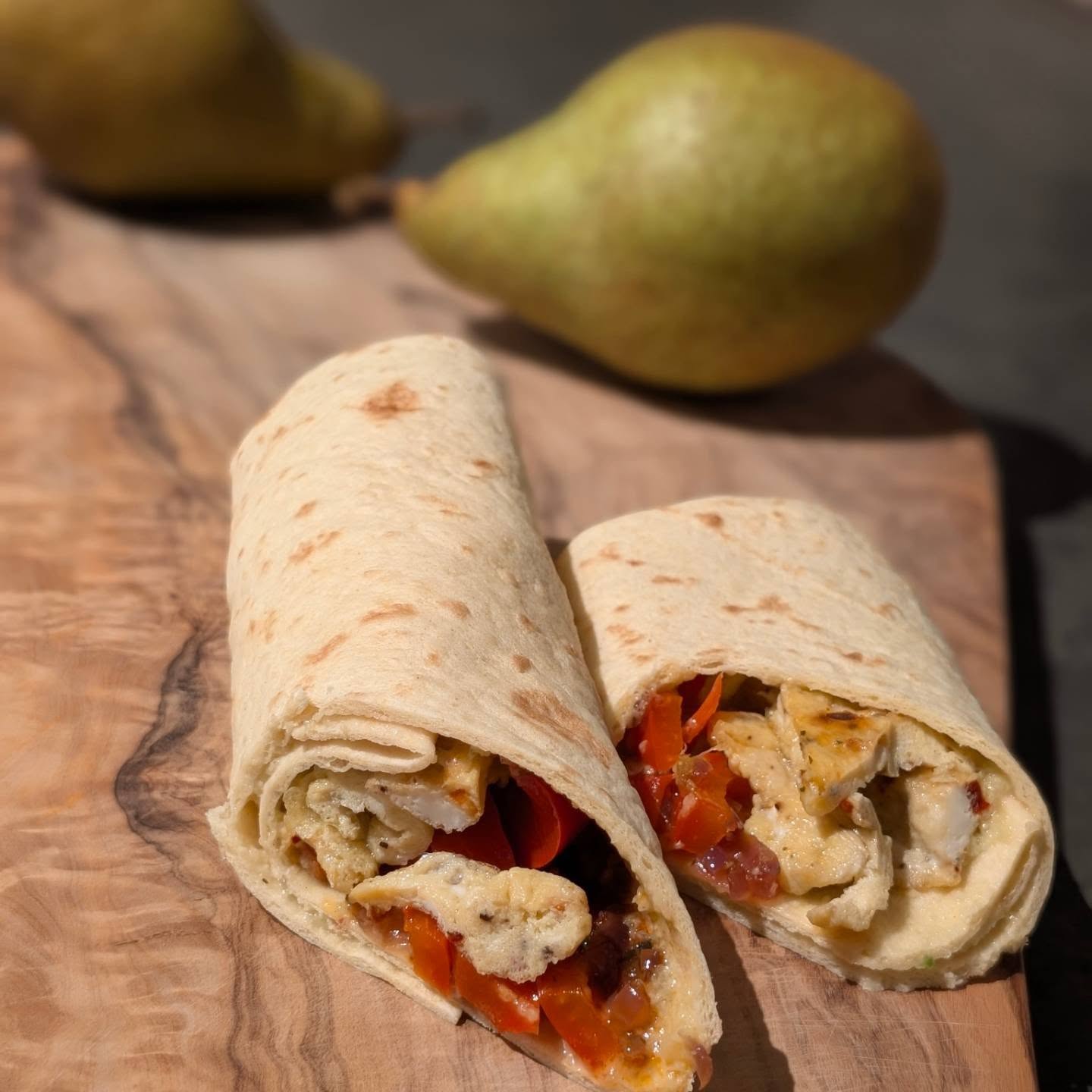 Gefüllte Wraps mit Chili-Rührei & geröstetem Gemüse