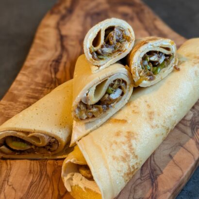 Herzhafte Pfannkuchen gefüllt mit Champignons