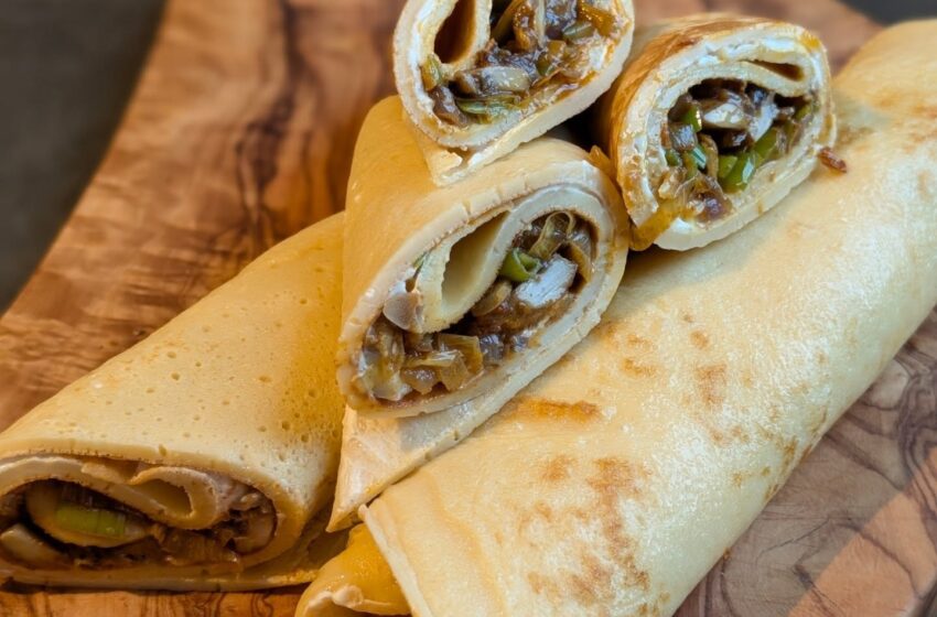 Herzhafte Pfannkuchen gefüllt mit Champignons
