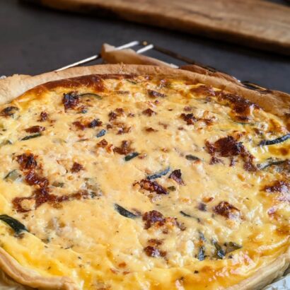 Mediterrane Quiche mit Zucchini und getrockneten Tomaten
