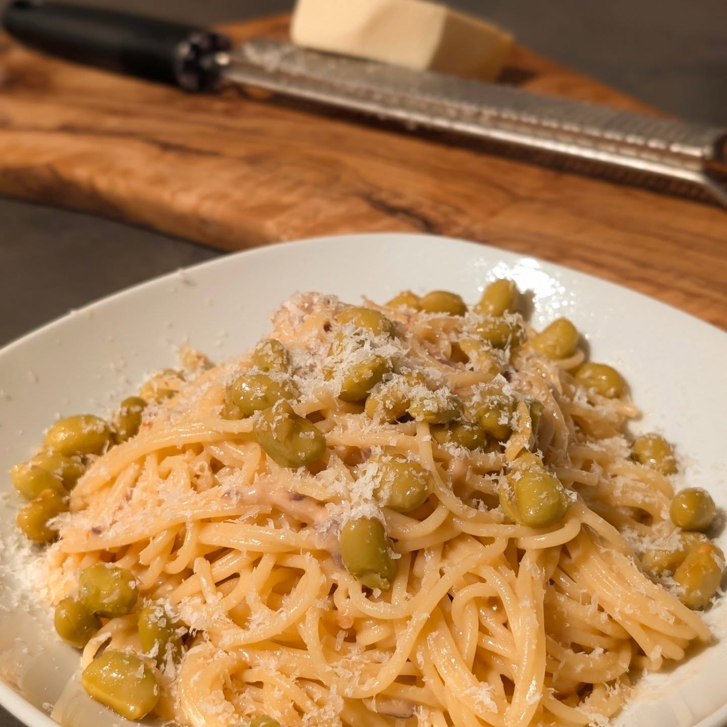 Miso Cacio e Pepe mit Edamame