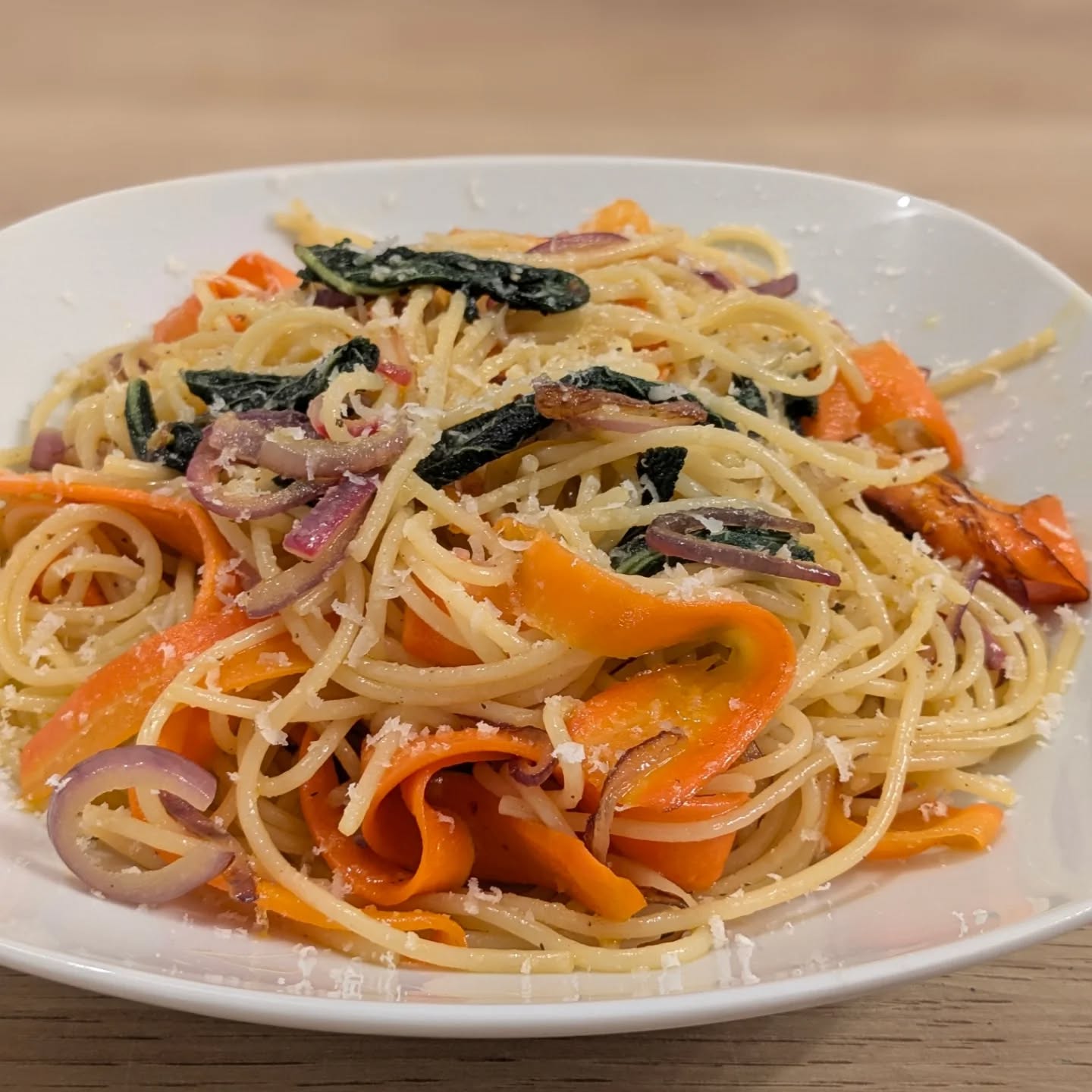 Thumbnail for Salbei-Fettuccine mit Butter und Karotten