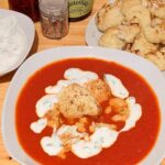 Scharfe Tomatensuppe mit Blumenkohl und Basilikum-Schmand