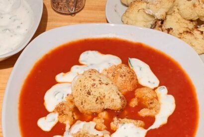 Thumbnail for Scharfe Tomatensuppe mit Blumenkohl und Basilikum-Schmand