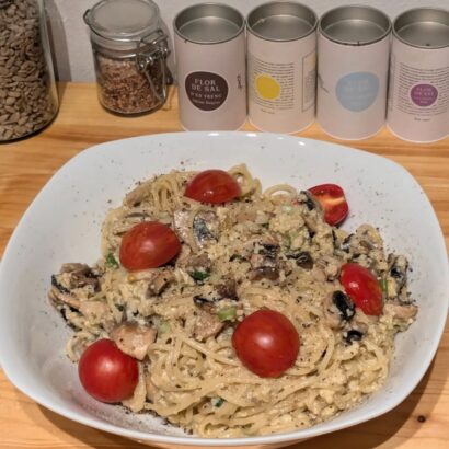 Spaghetti mit vegetarischer Carbonara und Champignons