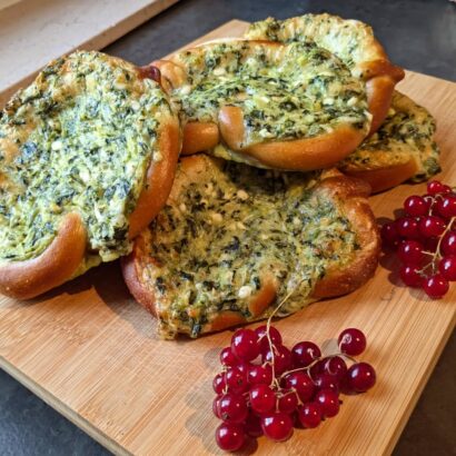 Spinat-Käse-Brezeln gfüllt mit Spinat und Frischkäse