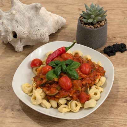 Tortellini mit Gemüse-Tomatensauce