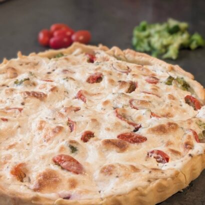 Vegane Quiche mit Tomaten und Brokkoli