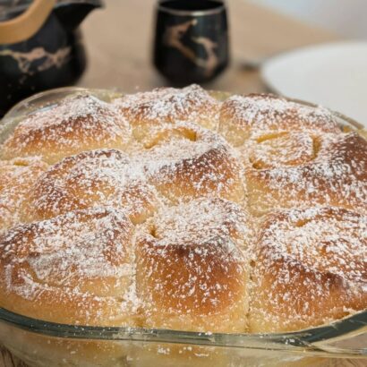 Zimtrollen mit Creme Catalán als Füllung
