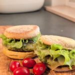 Burger mit Brokkoli Patty und Bergkäse