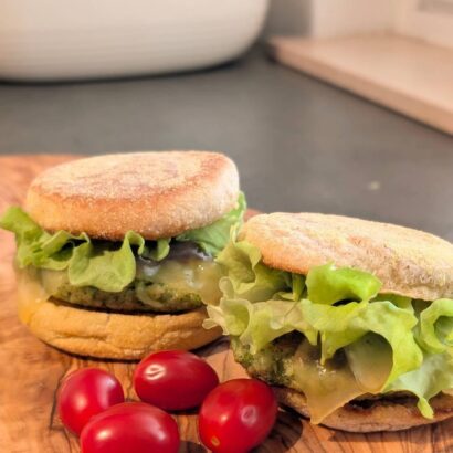 Burger mit Brokkoli Patty und Bergkäse