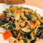 Angebratener Salat mit Zucchini und Kichererbsen