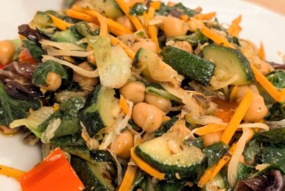 Thumbnail for Angebratener Salat mit Zucchini und Kichererbsen