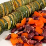 Zucchinispieße mit gebratenem Gemüse