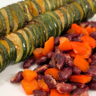 Zucchinispieße mit gebratenem Gemüse